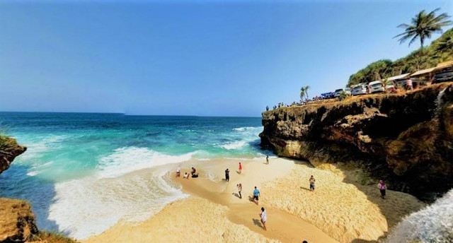 pantai di pacitan yang belum terjamah. sumber foto : google street view.