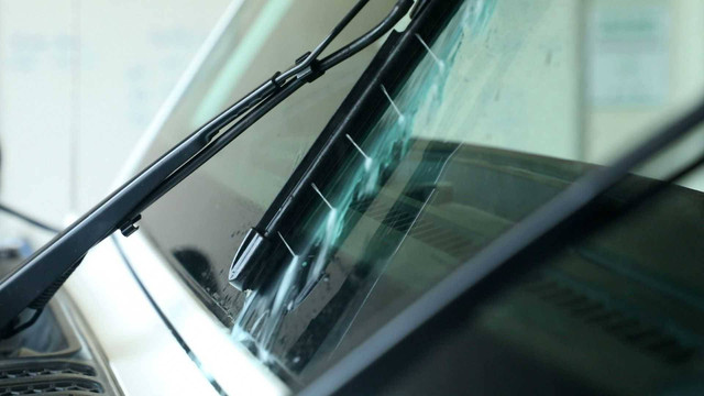 Wiper dari Jeep yang punya lubang penyemprotan air. Foto: dok. Jeep via Motor1