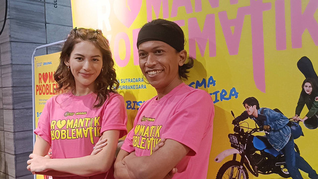 Lania Fira dan Sutradara BW Purbanegara dalam konferensi pers Film Romantik Problematik, CGV FX Sudirman, Jakarta Selatan, Selasa (23/8/2022). Foto: Giovanni/kumparan
