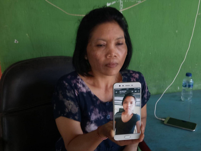 Ibunda pekerja migran Bali di Turki menunjukkan foto anaknya - IST