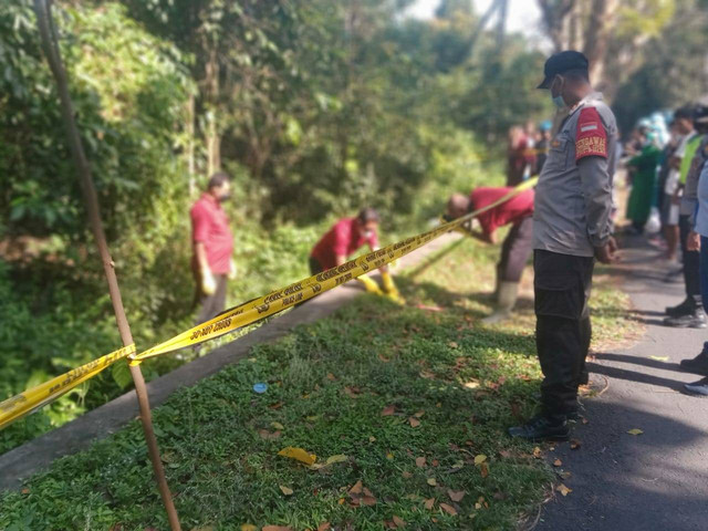 Polisi saat melakukan evakuasi mayat di dalam got di Jembrana, Bali - IST