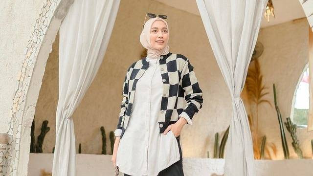 Padu padan outfit motif ala Mega Iskanti. Foto: Instagram.com.megaiskanti