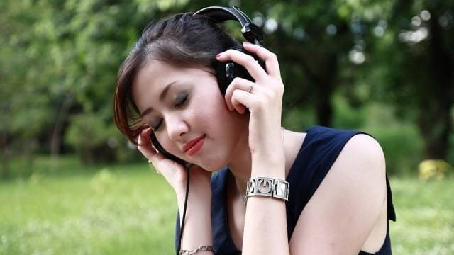Ilustrasi mendengarkan musik. Foto: Pixabay