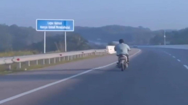Pengendara roda dua melaju kencang di Tol Pekanbaru-Dumai (Tangkapan Layar/Istimewa)