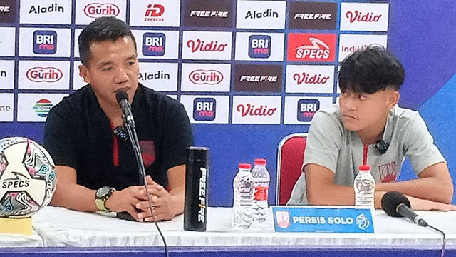 Caretaker Persis Solo, Rasiman (kiri) dan gelandang Persis, Zanadin Fariz. FOTO: Agung Santoso