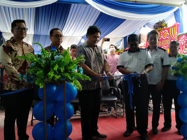 Pemotongan pita main dealer TVS Pontianak. Foto: Lydia Salsabila/Hi!Pontianak