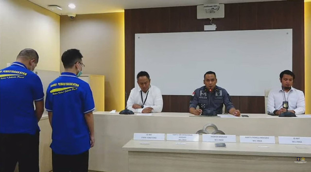 Direktorat Jenderal Imigrasi menggelar konferensi pers terkait ditangkapnya dua Warga Negara Asing asal Republik Rakyat Tiongkok menggunakan paspor Meksiko palsu masuk Indonesia. (Foto: Kemenkumham)