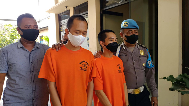 Dua pelaku pencuri laptop di Yogyakarta berhasil ditangkap oleh Polsek Umbulharjo. Foto: Arfiansyah Panji Purnandaru/kumparan