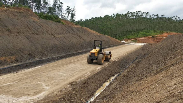 Pembangunan Jalan Lingkar Sepaku, akses jalan nasional utama ke IKN Nusantara. Foto: PUPR