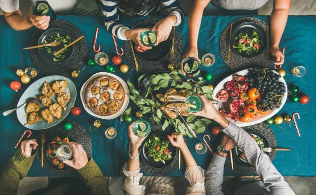 Ilustrasi makan bersama teman. Foto: Shutter Stock