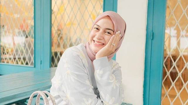 Ilustrasi ide styling celana dan hijab ala Nina Zatulini. Foto: Instagram.com/ninazatulini22