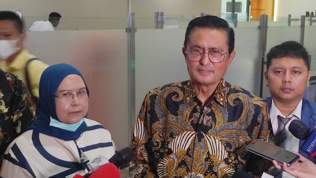 Anggota DPD RI Fadel Muhammad (kanan) bersama kuasa hukumnya Elza Syarief (kiri) di Bareskrim Polri, Rabu (24/8/2022). Foto: Jonathan Devin/kumparan