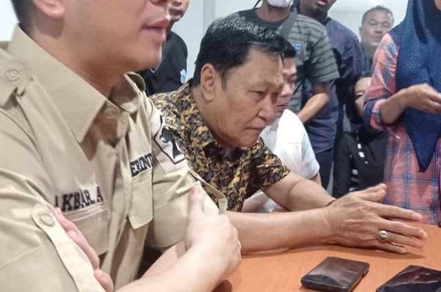 Anggota DPRD Palembang pukuli wanita, saat menjelaskan kronologi kejadian. Foto: (Abdullah Toriq/Urban Id)