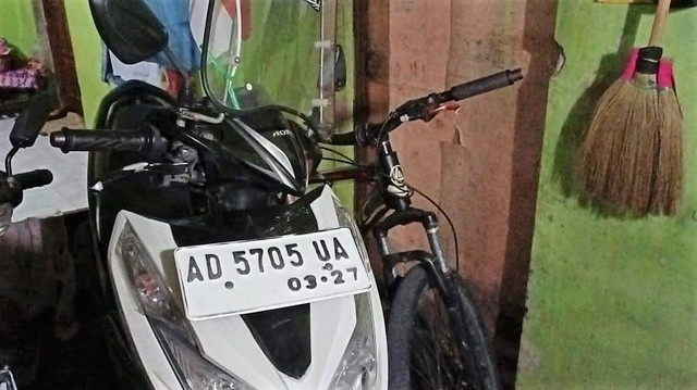 Pelat nomor putih dipasang di kendaraan bermotor. FOTO: Fernando Fitusia