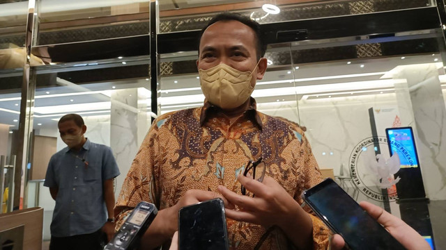 Sekretaris Kementerian Koordinator Bidang Perekonomian Susiwijono Moegiarso pasca rapat pembahasan kenaikan BBM di Kantor Kemenko Bidang Perekonomian, Rabu (24/8/2022) malam. Foto: Akbar/kumparan