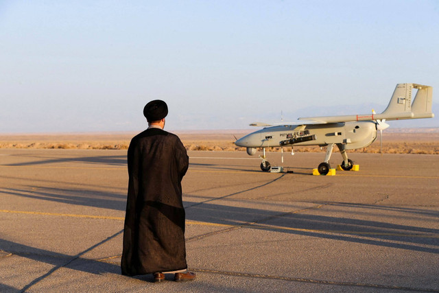 Penampakan drone yang sedang melakukan latihan militer di Iran.  Foto: Iranian Army/WANA/via REUTERS
