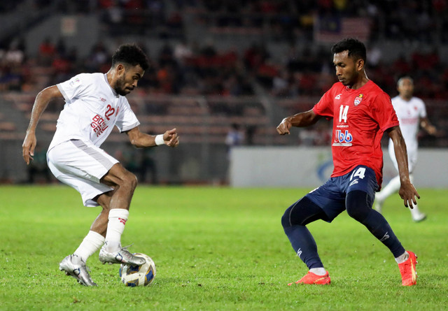 Pemain PSM Makassar Yakob Sayuri (kiri) berusaha melewati pemain Kuala Lumpur FC dalam laga Final AFC CUP 2022 di Stadion KLFA, Malaysia, Rabu (24/8/2022) malam.  Foto: PSM Makassar/HO/ANTARA FOTO