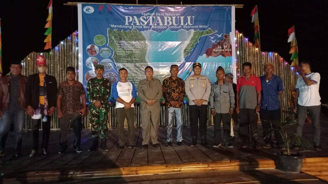 Asisten Satu, Karim Buamona Foto bersama muspika, panitia, dan para tamu lainnya. Foto: La Ode Hizrat Kasim/cermat