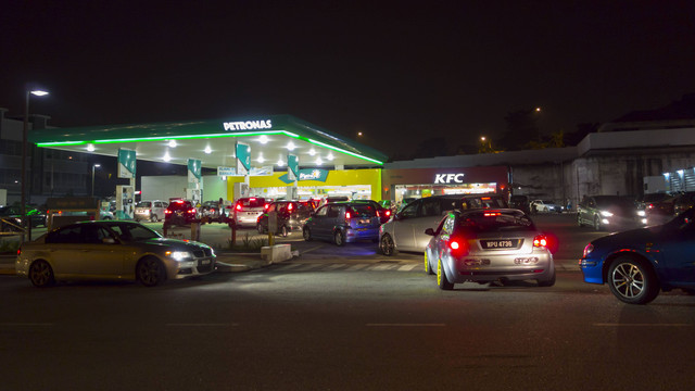 Mobil mengantri di stasiun pompa lokal di Alam Damai, Cheras, Malaysia. Foto: ahmad.faizal/shutterstock