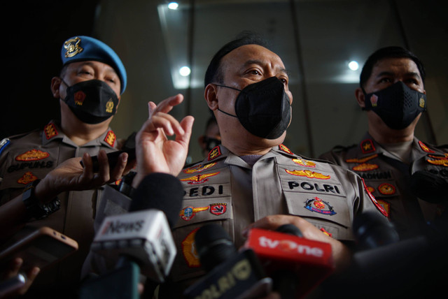 Kadivhumas Irjen Pol Dedi Prasetyo memberikan keterangan kepada wartawan mengenai sidang etik Ferdy Sambo di Gedung TNCC Polri, Kamis (25/8/2022). Foto: Jamal Ramadhan/kumparan