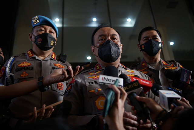 Kadivhumas Irjen Pol Dedi Prasetyo memberikan keterangan kepada wartawan mengenai sidang etik Ferdy Sambo di Gedung TNCC Polri, Kamis (25/8/2022). Foto: Jamal Ramadhan/kumparan