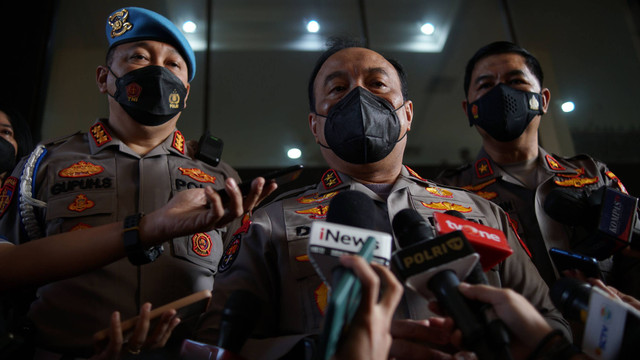 Kadivhumas Irjen Pol Dedi Prasetyo memberikan keterangan kepada wartawan mengenai sidang etik Ferdy Sambo di Gedung TNCC Polri, Kamis (25/8/2022). Foto: Jamal Ramadhan/kumparan