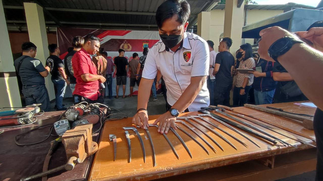 Polisi menunjukkan senjata tajam jenis pisau badik yang diproduksi 2 pabrik pembuat yang ada di Kota Manado.