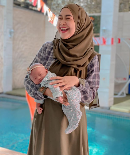 Ria Ricis dan anak pertamanya, Moana. Foto: Instagram/riaricis1795