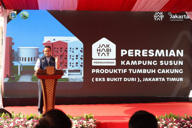 Gubernur DKI Anies Baswedan berfoto bersama dengan warga meresmikan Kampung Susun Produktif Tumbuh Cakung, Kelurahan Jatinegara, Jakarta Timur pada Kamis (25/8). Foto: Dok. Istimewa