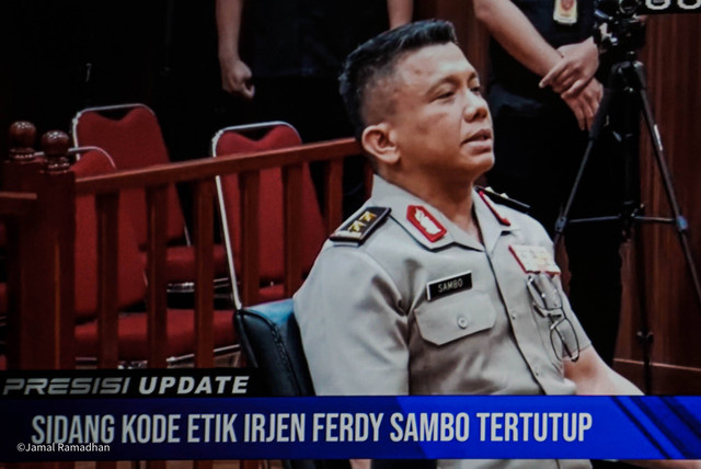 Sidang kode etik Irjen Ferdy Sambo yang digelar secara tertutup ditampilkan di layar. Foto: Jamal Ramadhan/kumparan