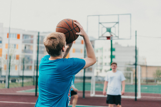 Ilustrasi melempar bola basket langsung ke arah keranjang lawan. Foto: Unsplash