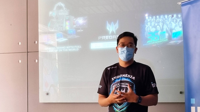 Gaming Product Manager Acer Indonesia, Andreas Lesmana, memberikan penjelasan mengenai 3 produk laptop terbaru Acer di Solo Technopark (STP). FOTO: Fernando Fitusia