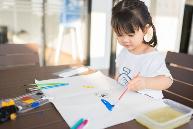 Ilustrasi anak belajar mewarnai.  Foto: MIA Studio/Shutterstock