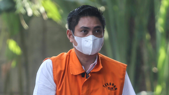 Tersangka kasus dugaan suap Mardani H Maming tiba untuk menjalani pemeriksaan di Gedung Merah Putih KPK, Jakarta, Kamis (25/8/2022). Foto: Asprilla Dwi Adha/ANTARA FOTO