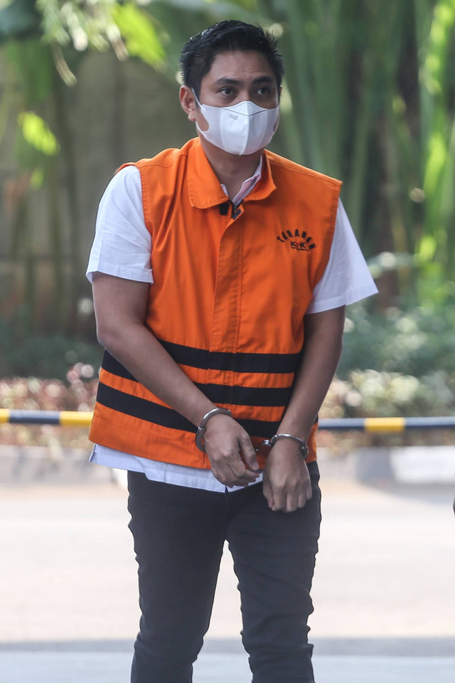 Tersangka kasus dugaan suap Mardani H Maming tiba untuk menjalani pemeriksaan di Gedung Merah Putih KPK, Jakarta, Kamis (25/8/2022). Foto: Asprilla Dwi Adha/ANTARA FOTO