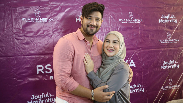 Pasangan artis Amar Zoni dan Irish Bella. Foto: Agus Apriyanto