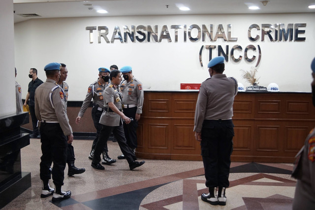 Pimpinan sidang kode etik, Kabaintelkam Polri Komjen Ahmad Dofiri (tengah) berjalan menuju ruang sidang di Gedung TNCC Polri, Kamis (25/8/2022). Foto: Jamal Ramadhan/kumparan