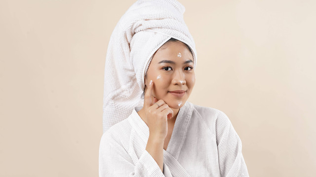 Ilustrasi ibu menyusui pakai sunscreen. Foto: KamaraStudio/Shutterstock