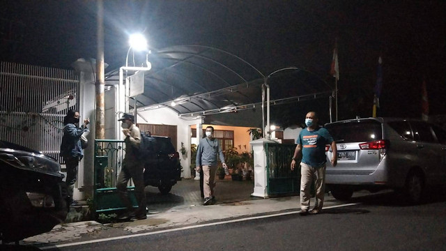 Tim Penyidik KPK keluar dari rumah dr Ruskandi Martaatmadja dengan membawa tas ransel berisi diduga barang bukti terkait kasus OTT Rektor Unila. | Foto: Bella Sardio/ Lampung Geh