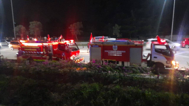 Porsche terbakar usai tabrak truk di Tol Jagorawi, Kamis (25/8). Foto: Dok. Istimewa