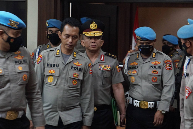 Ferdy Sambo keluar dari ruang sidang setelah menjalani persidangan selama 17 jam, Jumat (26/8)  Foto: Jamal Ramadhan/kumparan