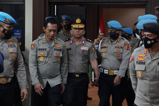Ferdy Sambo keluar dari ruang sidang setelah menjalani persidangan selama 17 jam, Jumat (26/8)  Foto: Jamal Ramadhan/kumparan