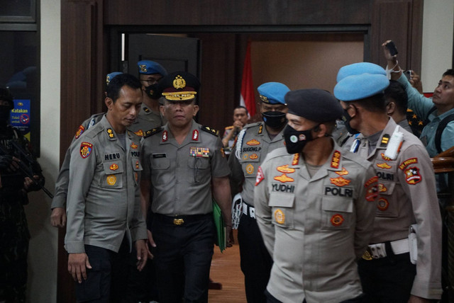 Ferdy Sambo keluar dari ruang sidang setelah menjalani persidangan selama 17 jam, Jumat (26/8)  Foto: Jamal Ramadhan/kumparan
