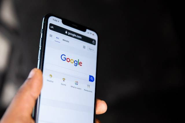Ilustrasi cara logout akun Google di HP dengan mudah, sumber foto Solen Feyissa on Unsplash