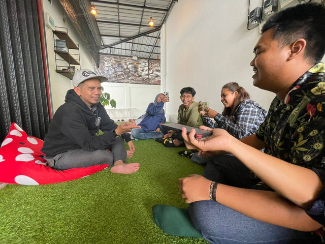 Puckmude menggelar jumpa pers terkait Tour Kalbar, yang akan dimulai besok. Penampilan pertamanya di kafe SKJ Singkawang. Foto: Leo Prima/Hi!Pontianak