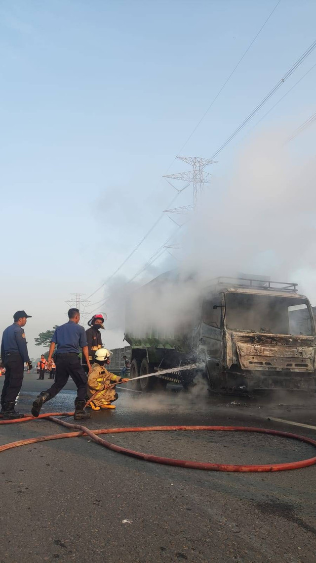 Truk meledak dan terbakar di Tol Tangerang - Merak, Jumat (26/8/2022). Foto: Dok. Istimewa