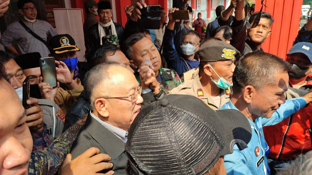 Mantan Wali Kota Bandung Dada Rosada ketika keluar dari Lapas Sukamiskin, Kota Bandung pada Jumat (26/8). Foto: Rachmadi Rasyad/kumparan