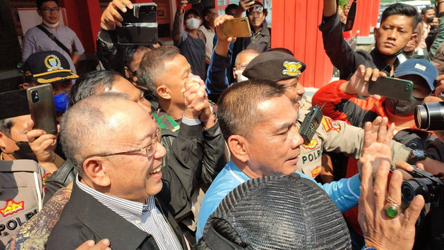 Mantan Wali Kota Bandung Dada Rosada ketika keluar dari Lapas Sukamiskin, Kota Bandung pada Jumat (26/8). Foto: Rachmadi Rasyad/kumparan