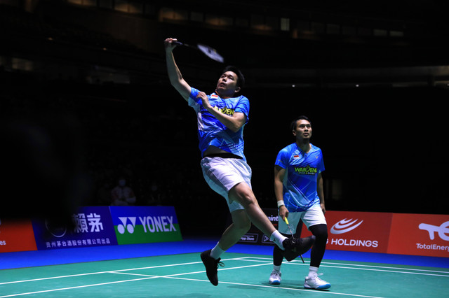 Mohammad Ahsan/Hendra Setiawan bertanding melawan M.R. Arjun/Dhruv Kapila di perempat final Kejuaraan Dunia BWF 2022 di Tokyo Metropolitan Gymnasium, Tokyo, Jepang, Jumat (26/8). Foto: Dok. PBSI