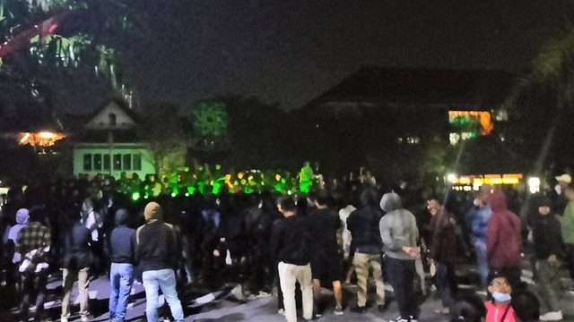 Massa menggeruduk kampus UIN Raden Mas Said, Solo untuk menuntut pihak kampus mengusut dugaan penganiayaan mahasiswa, Kamis (25/08/2022) malam. FOTO: Dok Istimewa
